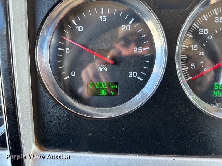 image for item DV2628 2012 Kenworth T800 semi truck