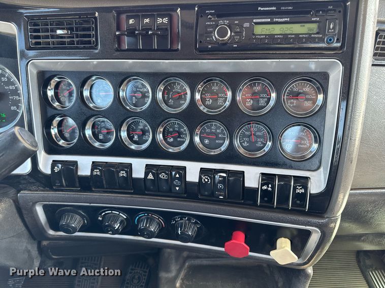 image for item DV2628 2012 Kenworth T800 semi truck