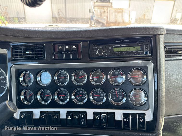 image for item DV2628 2012 Kenworth T800 semi truck