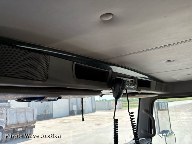 image for item DV2628 2012 Kenworth T800 semi truck