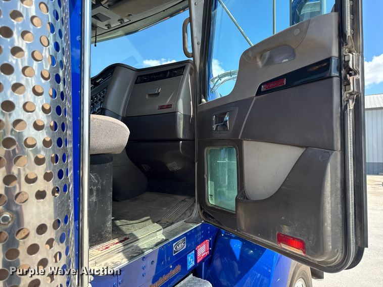 image for item DV2628 2012 Kenworth T800 semi truck