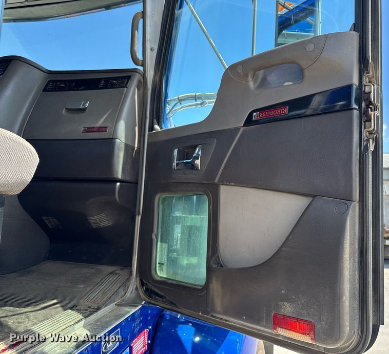 image for item DV2628 2012 Kenworth T800 semi truck