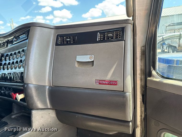 image for item DV2628 2012 Kenworth T800 semi truck