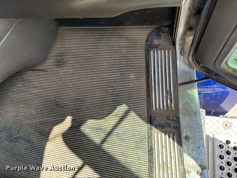 image for item DV2628 2012 Kenworth T800 semi truck