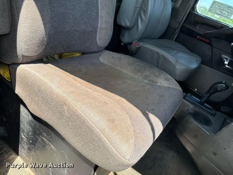 image for item DV2628 2012 Kenworth T800 semi truck