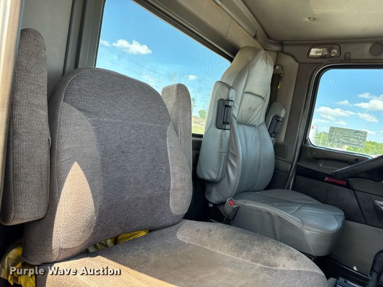 image for item DV2628 2012 Kenworth T800 semi truck