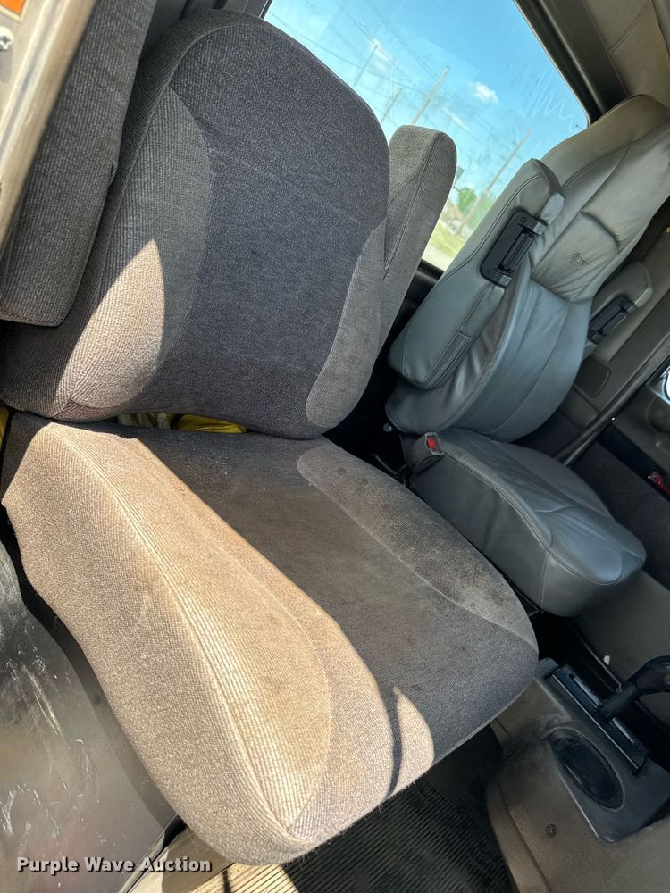 image for item DV2628 2012 Kenworth T800 semi truck