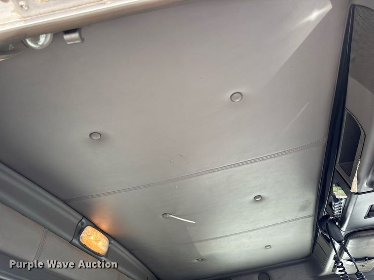 image for item DV2628 2012 Kenworth T800 semi truck