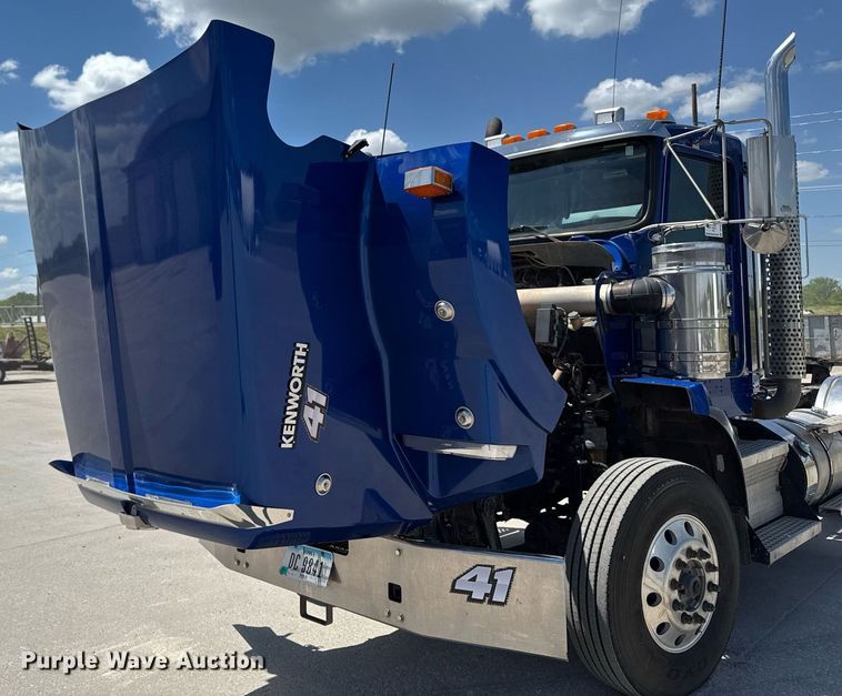 image for item DV2628 2012 Kenworth T800 semi truck