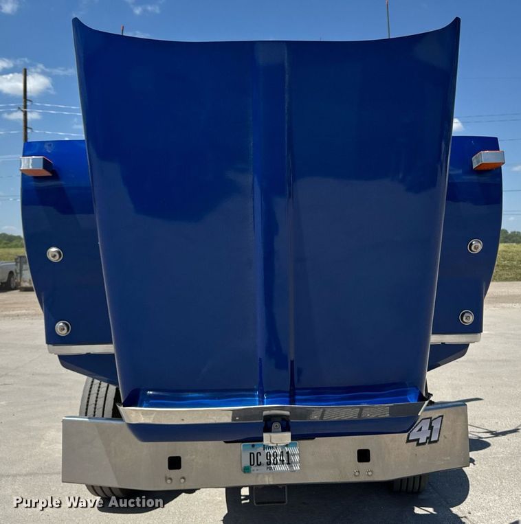 image for item DV2628 2012 Kenworth T800 semi truck