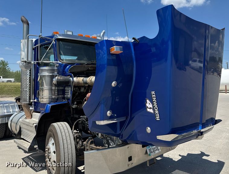image for item DV2628 2012 Kenworth T800 semi truck