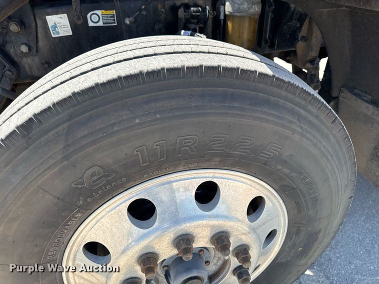 image for item DV2628 2012 Kenworth T800 semi truck