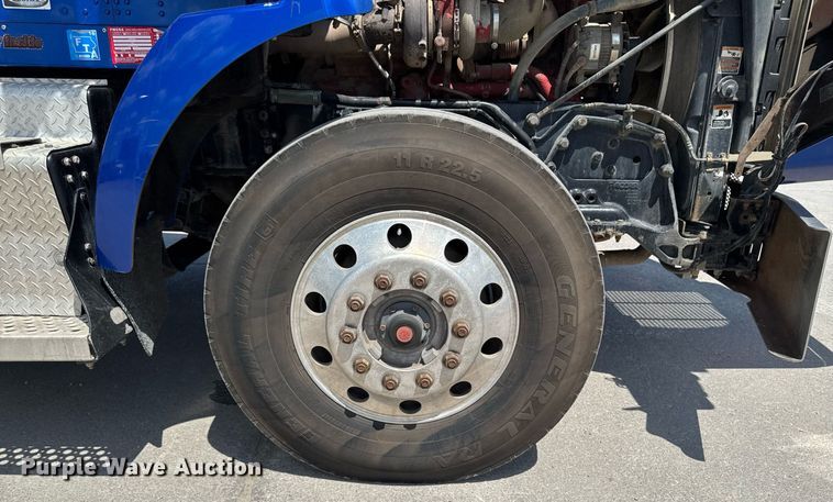 image for item DV2628 2012 Kenworth T800 semi truck