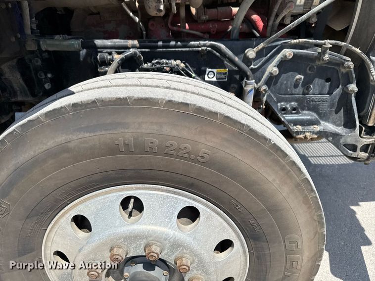 image for item DV2628 2012 Kenworth T800 semi truck