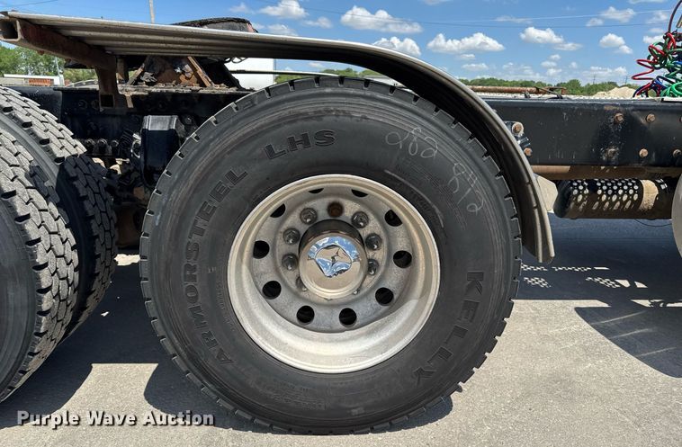 image for item DV2628 2012 Kenworth T800 semi truck