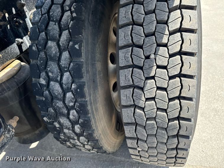 image for item DV2628 2012 Kenworth T800 semi truck