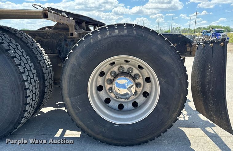 image for item DV2628 2012 Kenworth T800 semi truck