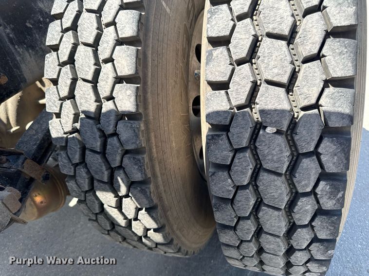 image for item DV2628 2012 Kenworth T800 semi truck