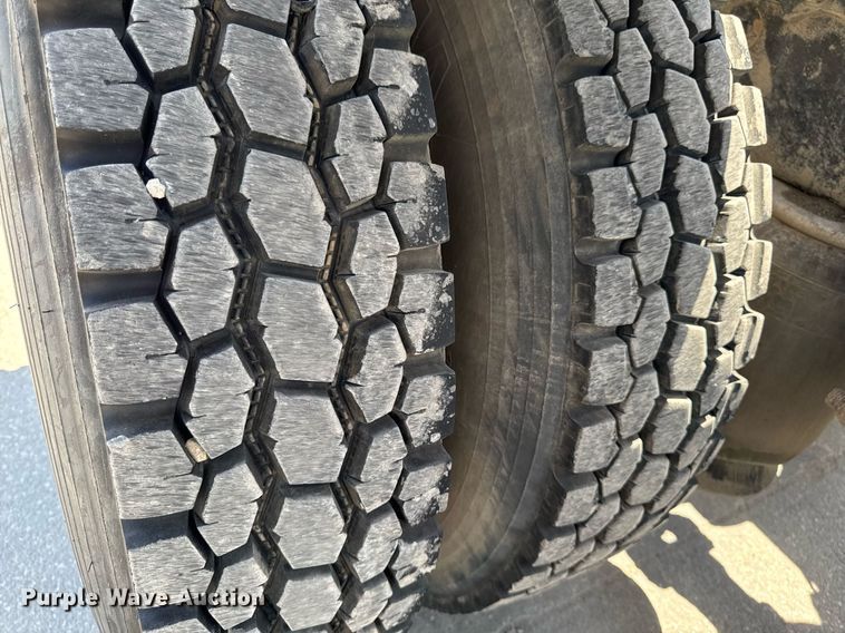 image for item DV2628 2012 Kenworth T800 semi truck