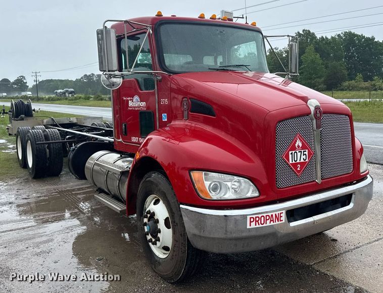 image for item DW1947 2015 Kenworth T370 truck cab and chassis