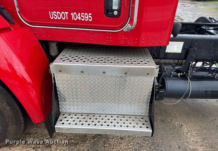 image for item DW1947 2015 Kenworth T370 truck cab and chassis