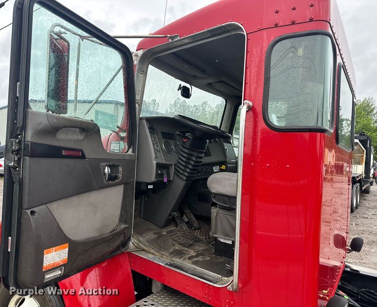 image for item DW1947 2015 Kenworth T370 truck cab and chassis