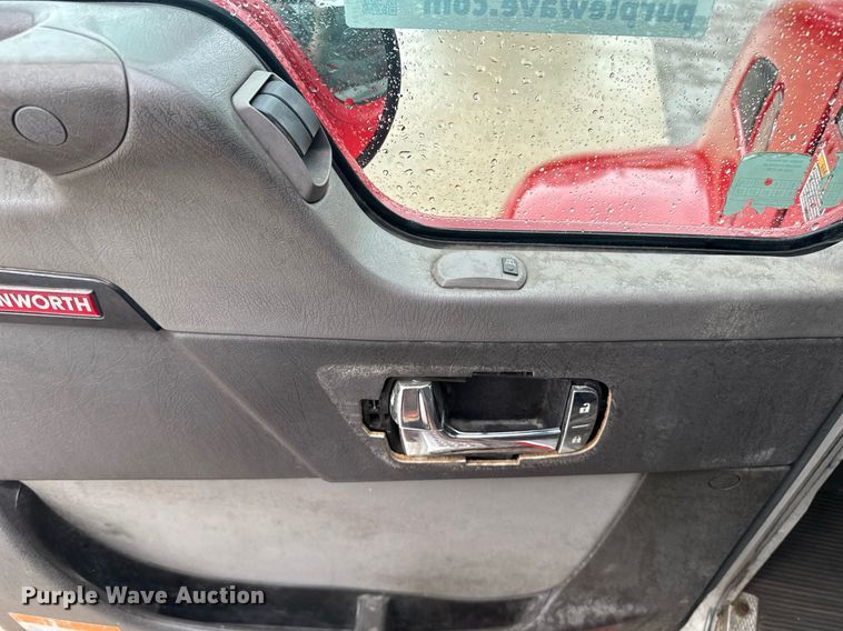 image for item DW1947 2015 Kenworth T370 truck cab and chassis