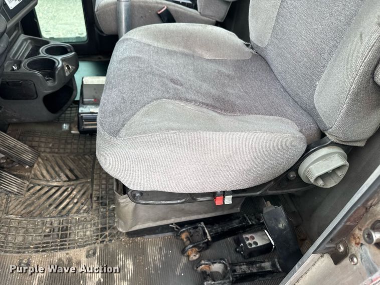 image for item DW1947 2015 Kenworth T370 truck cab and chassis