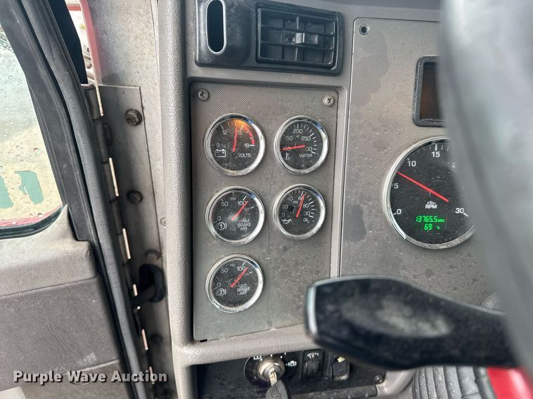 image for item DW1947 2015 Kenworth T370 truck cab and chassis