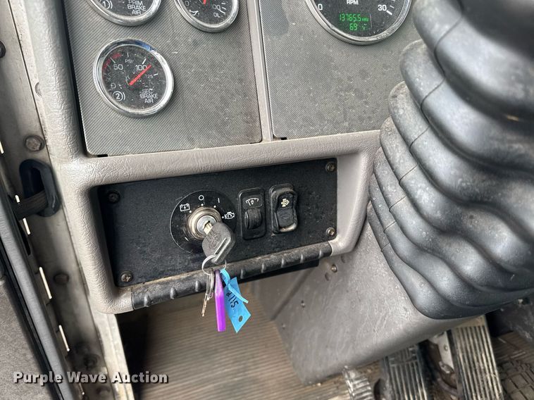 image for item DW1947 2015 Kenworth T370 truck cab and chassis