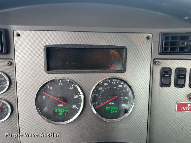 image for item DW1947 2015 Kenworth T370 truck cab and chassis