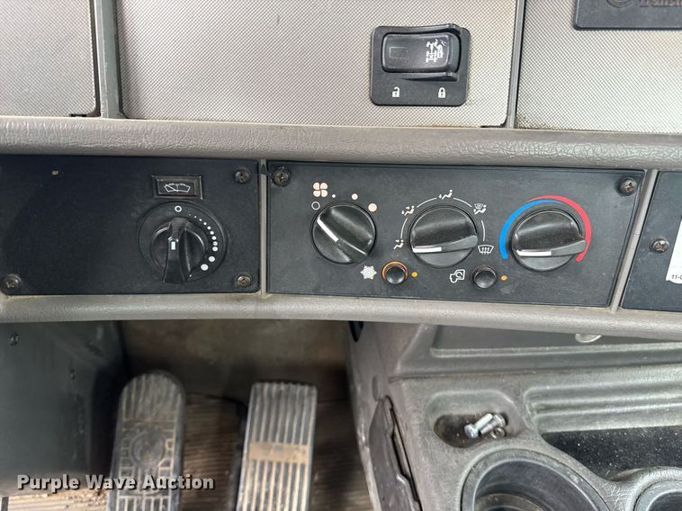 image for item DW1947 2015 Kenworth T370 truck cab and chassis