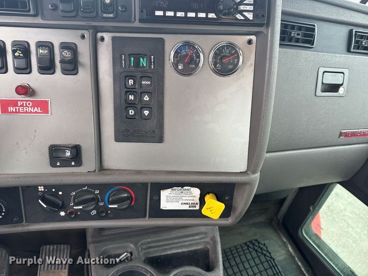 image for item DW1947 2015 Kenworth T370 truck cab and chassis