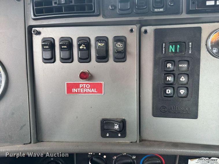 image for item DW1947 2015 Kenworth T370 truck cab and chassis