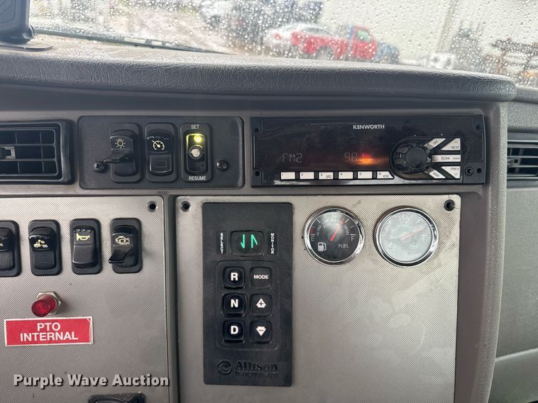 image for item DW1947 2015 Kenworth T370 truck cab and chassis