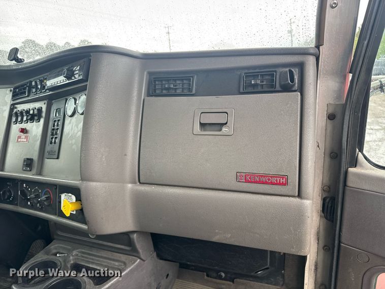 image for item DW1947 2015 Kenworth T370 truck cab and chassis