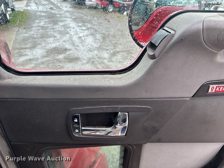 image for item DW1947 2015 Kenworth T370 truck cab and chassis