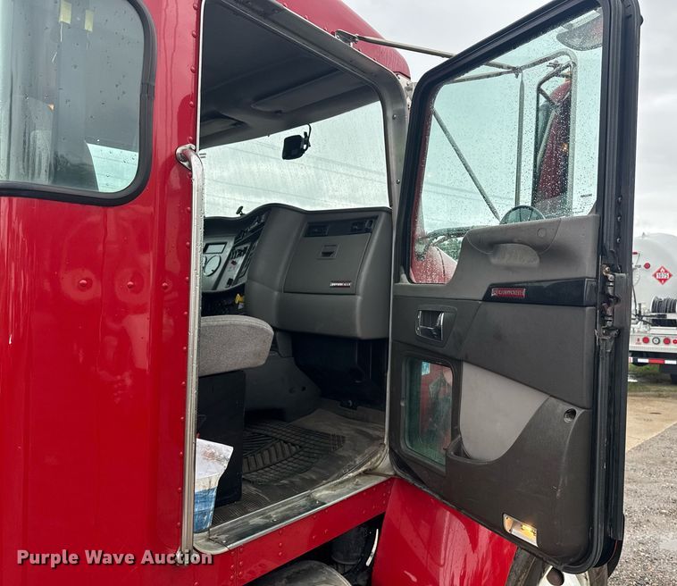 image for item DW1947 2015 Kenworth T370 truck cab and chassis