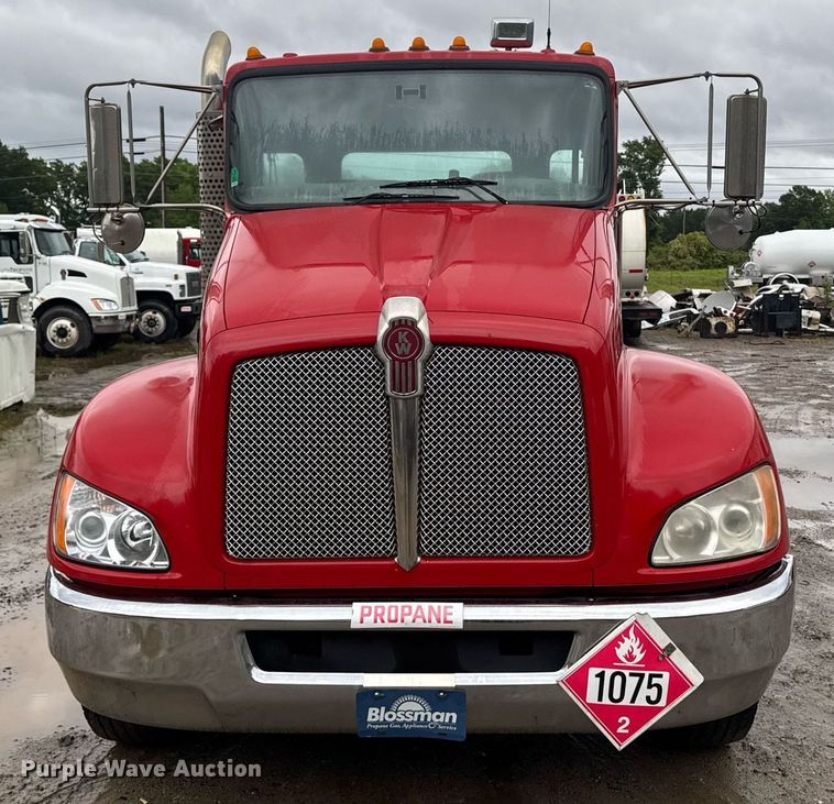 image for item DW1948 2016 Kenworth T370 truck cab and chassis