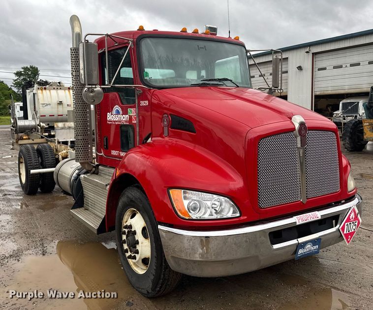 image for item DW1948 2016 Kenworth T370 truck cab and chassis