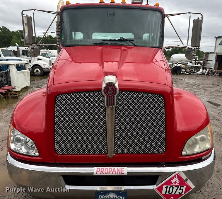 image for item DW1948 2016 Kenworth T370 truck cab and chassis