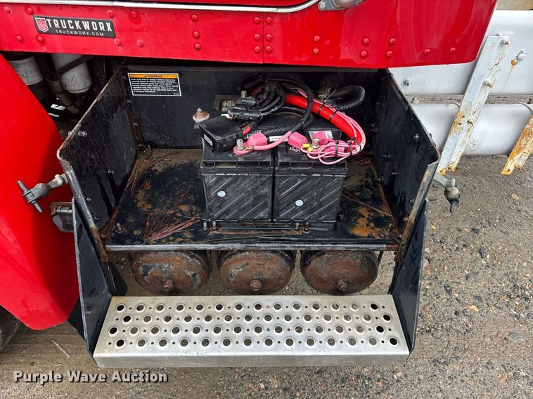 image for item DW1948 2016 Kenworth T370 truck cab and chassis