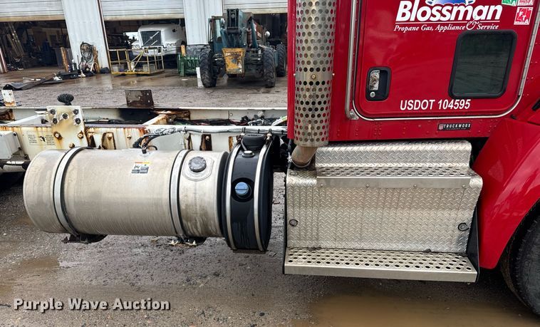 image for item DW1948 2016 Kenworth T370 truck cab and chassis