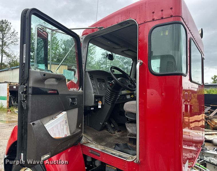 image for item DW1948 2016 Kenworth T370 truck cab and chassis