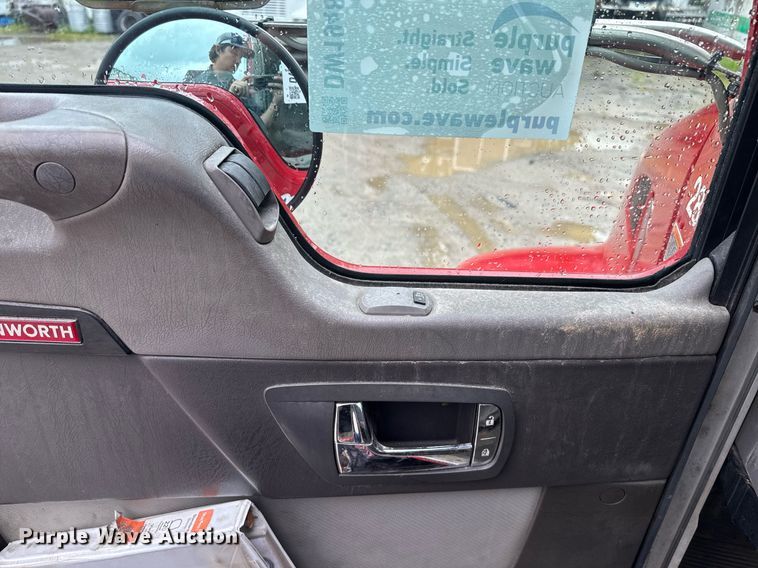 image for item DW1948 2016 Kenworth T370 truck cab and chassis