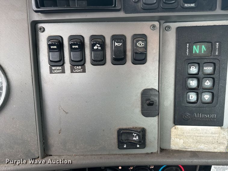 image for item DW1948 2016 Kenworth T370 truck cab and chassis