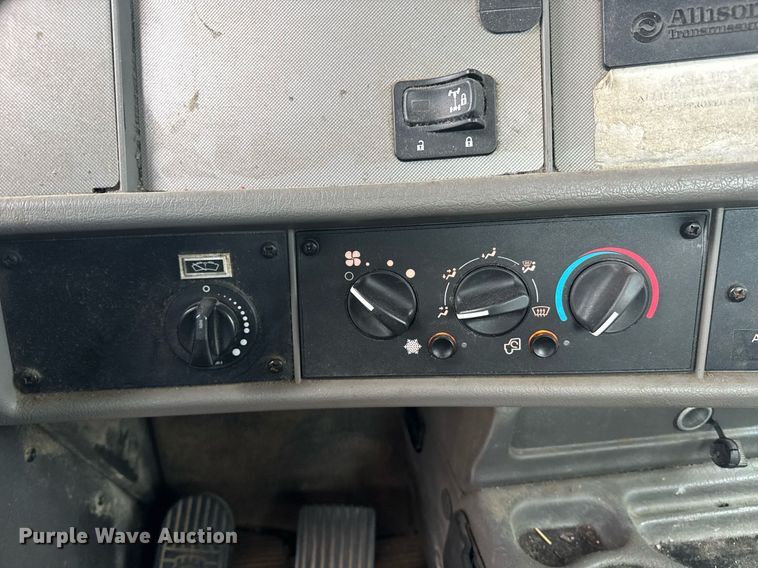 image for item DW1948 2016 Kenworth T370 truck cab and chassis