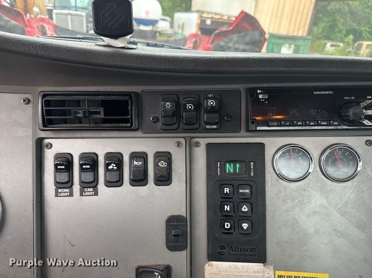 image for item DW1948 2016 Kenworth T370 truck cab and chassis