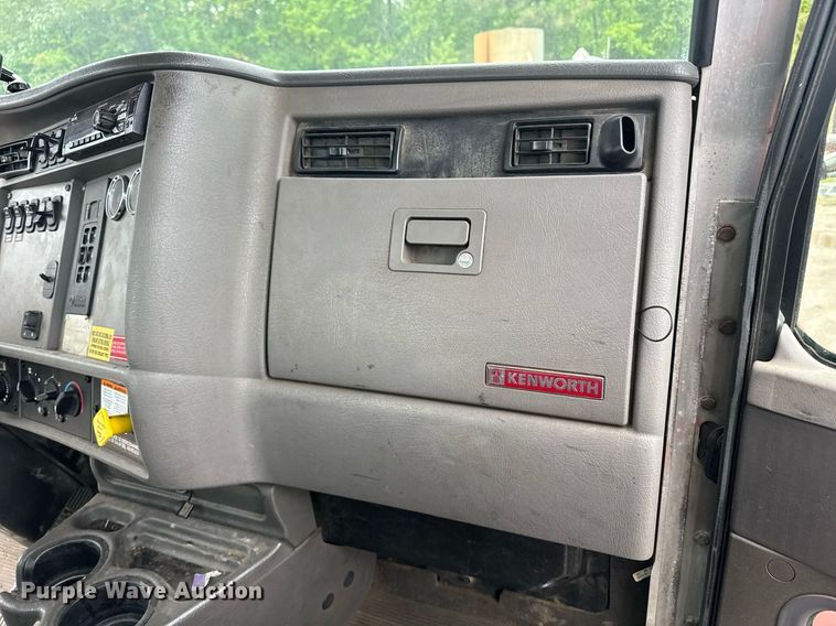 image for item DW1948 2016 Kenworth T370 truck cab and chassis