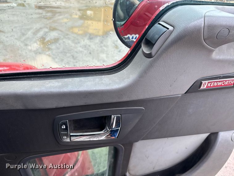 image for item DW1948 2016 Kenworth T370 truck cab and chassis